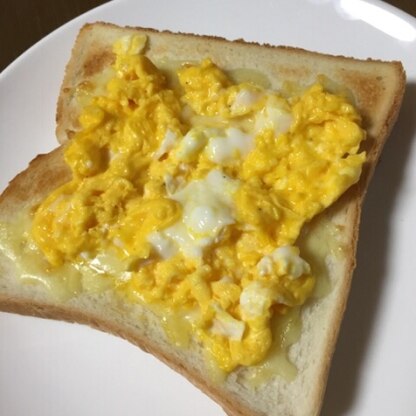フワフワの卵と、とろけたチーズ、トーストに一緒に乗せると、とても美味しいですね(*^^*)簡単なので朝食にもぴったりですね☆レシピありがとうございます♡